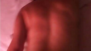Penetracin, orgasmo y gemidos de una MILF puesta de perrito